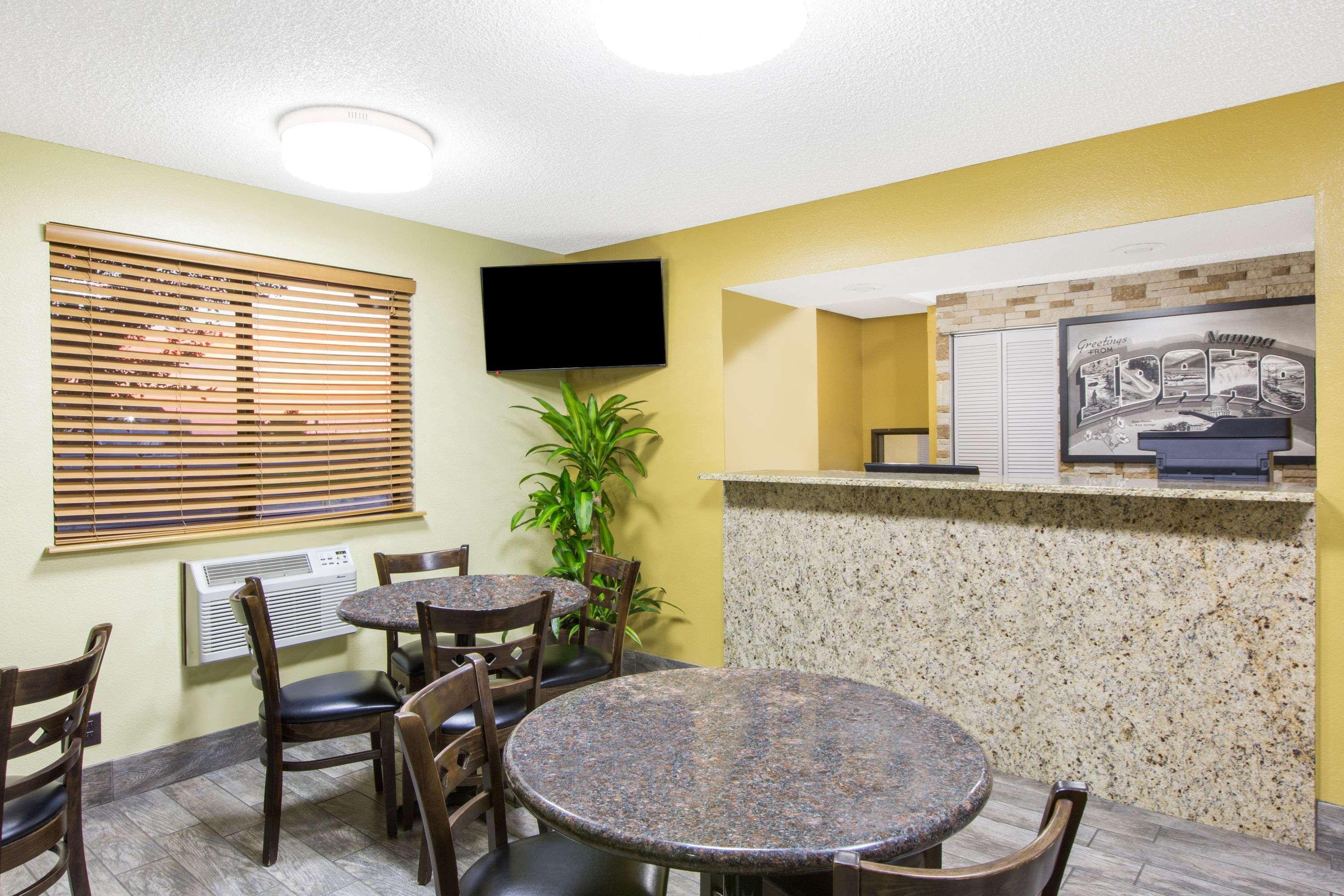 Super 8 by Wyndham Nampa Hotel Bagian luar foto